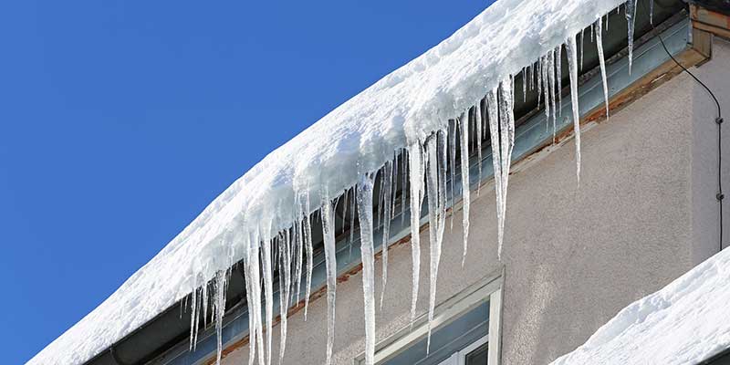 Bei Eis und Schnee Dach sichern