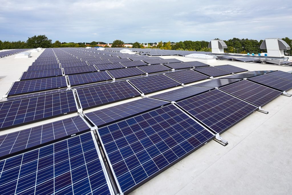 Photovotlaik Flachdach: Zu sehen sind viele Solarpaneel auf einem Flachdach 