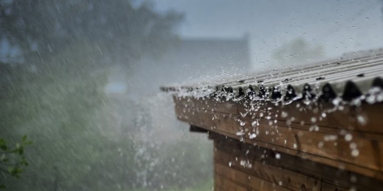 Dach bei Sturm und Hagel schützen