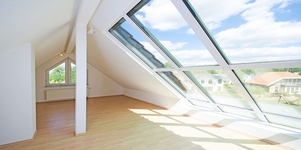 Hitzeschutz im Dachgeschoss? Dämmungen und Fenster helfen! - energieheld  Blog