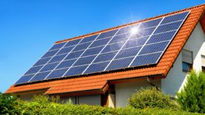 Solardach auf einem Einfamilienhaus reflektiert die Sonne