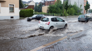 Starkregen Straße überflutet Keller in Gefahr