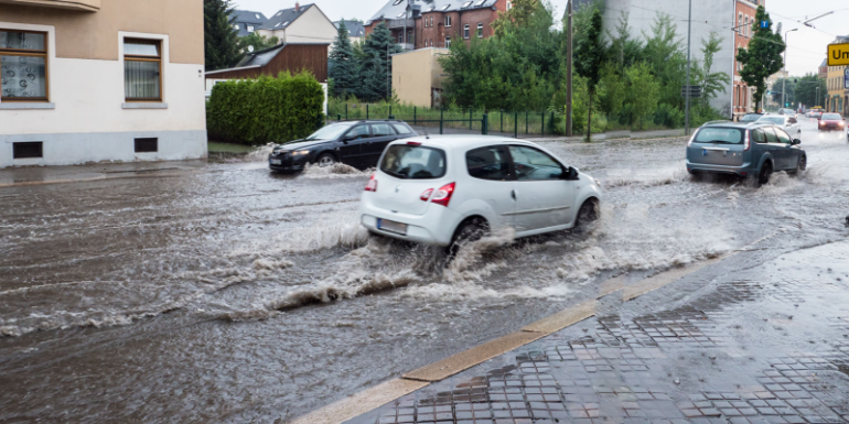 Starkregen Straße überflutet Keller in Gefahr