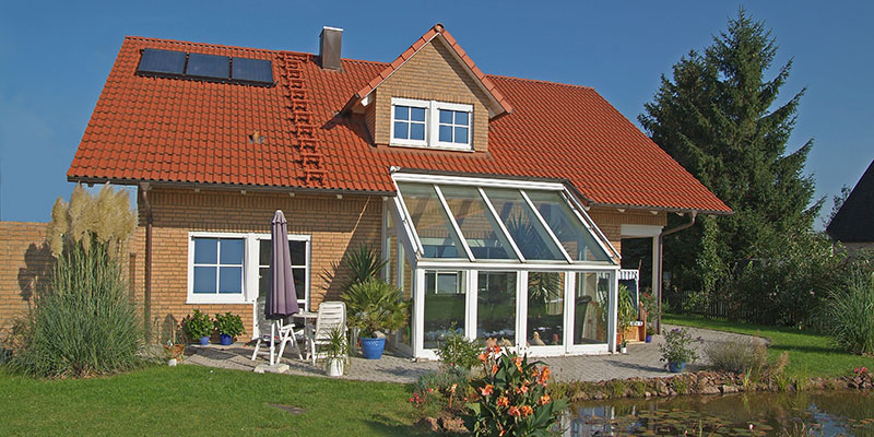 Haus mit Solarthermie und Gartenteich